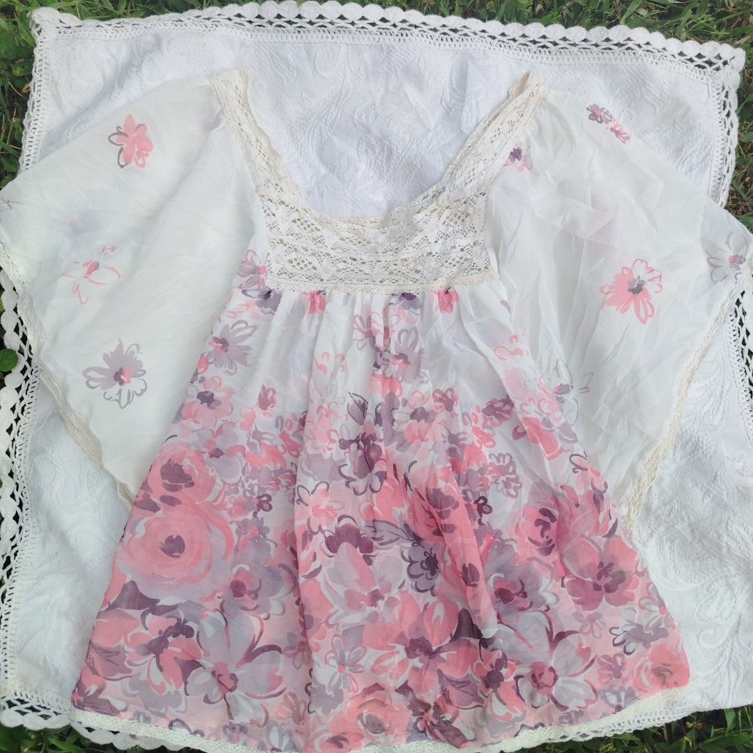 Etam Floral Batwing (Category: Activewear) located in Manila. Submitted by wildfairylyn (Listing ID 1470169577, Image 1). Description: sp:350 +30 increment lock:DM eob:Oct.26 |3pm.