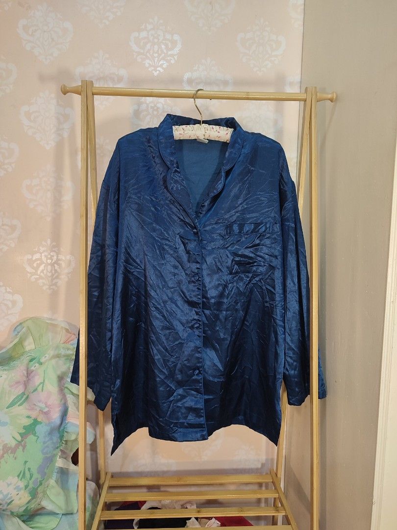 Evandale Intimates Blue Satin Pajama Top (Category: Blouses) located in Jaen. Submitted by roxantiago (Listing ID 1470173954, Image 1). Description: - Brand/Model: Evandale Intimates Satin Pajama Top - Color: Deep blue - Size: Large (Relaxed fit) - Material: 63% polyester, 37% cotton blend - Features: Button-down front, notched collar, single chest pocket - Care: Machine washable on gentle cycle, tumble dry low.