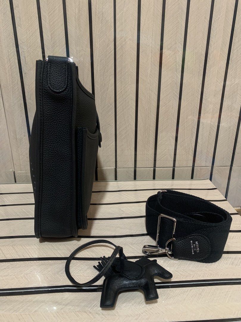 Evelyne Noir w/ Rodeo (Category: Cross-body Bags) located in San Fernando. Submitted by preluxuria_online_shop (Listing ID 1470283274, Image 3). Description: .
