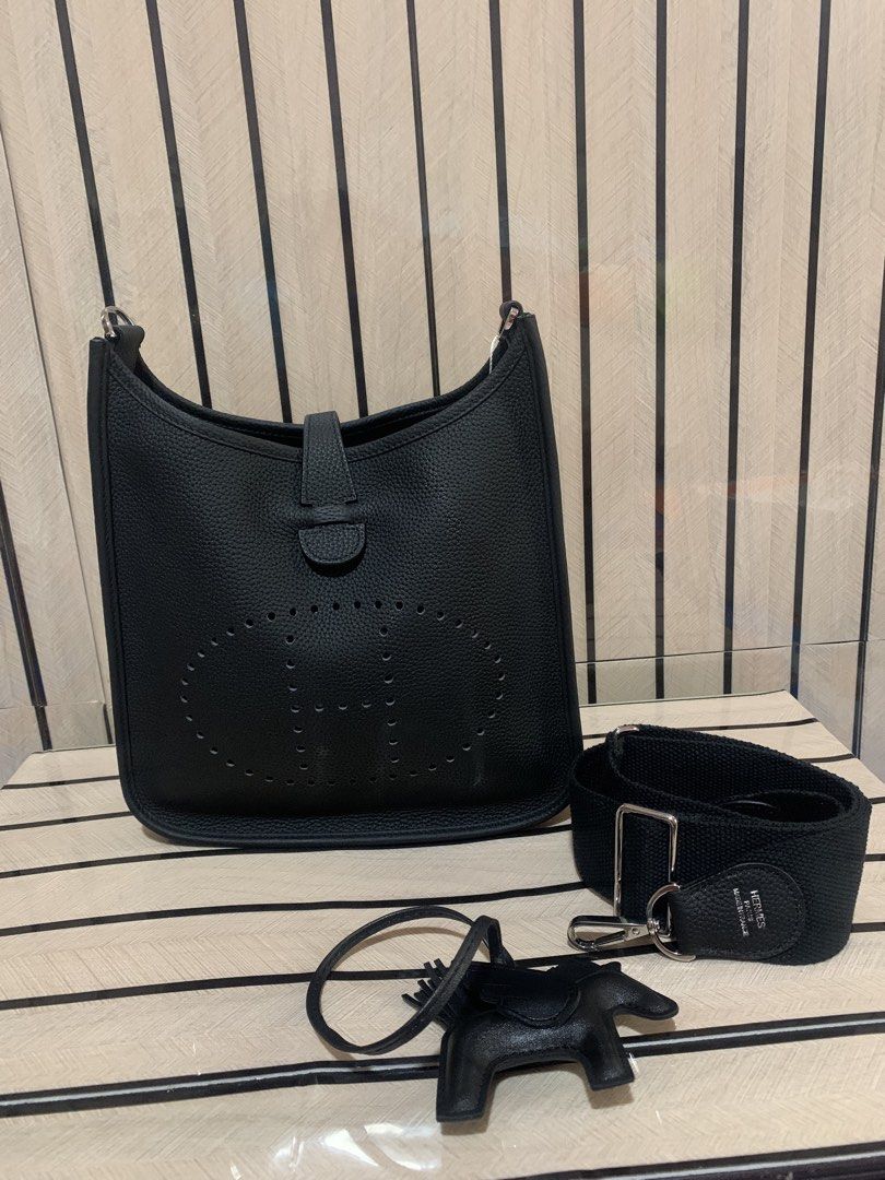 Evelyne Noir w/ Rodeo (Category: Cross-body Bags) located in San Fernando. Submitted by preluxuria_online_shop (Listing ID 1470283274, Image 1). Description: .