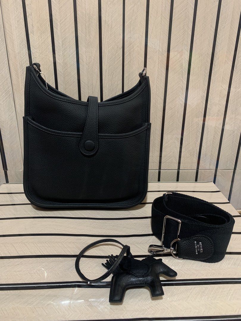 Evelyne Noir w/ Rodeo (Category: Cross-body Bags) located in San Fernando. Submitted by preluxuria_online_shop (Listing ID 1470283274, Image 2). Description: .