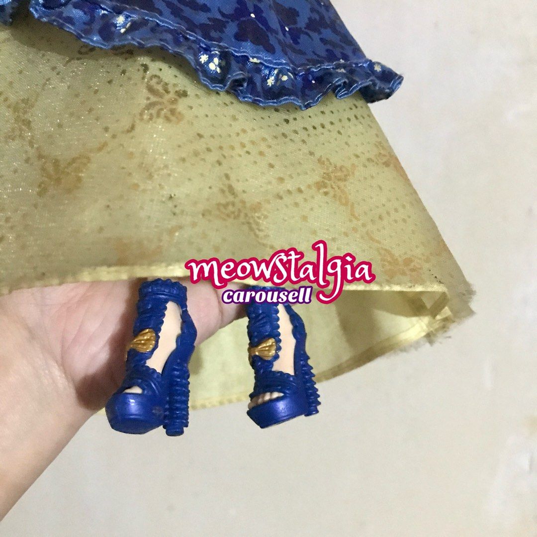 Ever After High Bundle (Category: Designer & Blind Box Toys) located in Paranaque City. Submitted by meowstalgia (Listing ID 1470279891, Image 3). Description: 🪞 Ever After High Bundle 🪞 Blondie Lockes & Ashlynn Ella 🪞 Restyled hairstyles 🪞 Naka display lang. Dapat ico-customize ko si Ashlynn, kaso nawalan nako ng time 🪞 Ashlynn wearing Hasbro Disney Frozen Anna dress, just pinned🧷 at the back. Wearing her original shoes, bought separately 