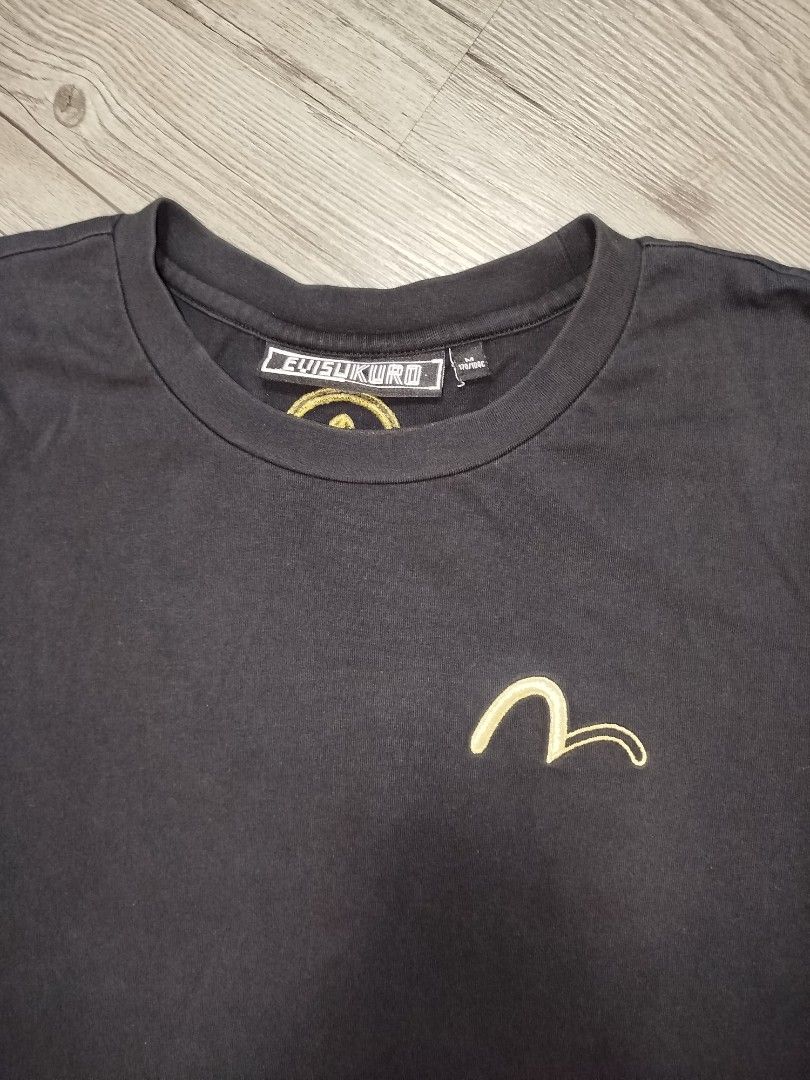 EVISUKURO (Category: Activewear) located in Quezon City. Submitted by y2k_thriftkid (Listing ID 1470164189, Image 3). Description: 🔥 EVISUKURO BLACK & GOLD TEE 🔥 🖤 Clean black colorway with gold detailing ✨ Signature Evisukuro embroidery & statement branding 💯 Minimalist front design with standout bottom logo 🏁 Perfect for streetwear, Y2K fits & everyday styling 📏 Size: Medium to large 💰 Price: 588 Mine yours now — first mine, first served