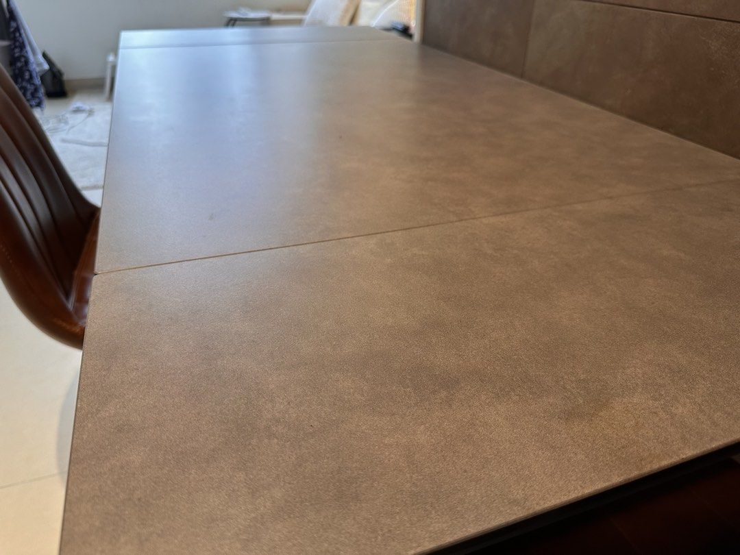 Extendable dining table （分類：桌子）位於 Hong Kong。 由 wolidoli 提交（商品編號 1470210998，圖片 3）。簡介： Extendable table with a dark brown textured top and metal legs. Cane be Dinning and office table Very durable and stable 96cm x 65cm Extendable up to 146cm。