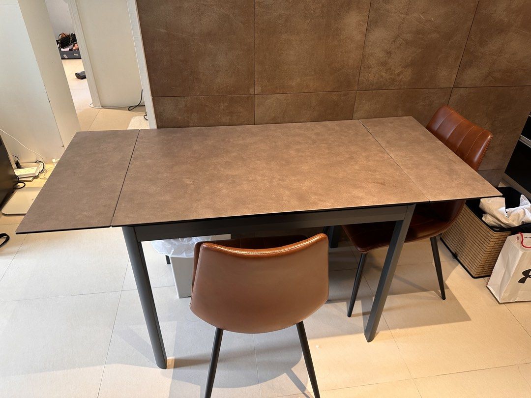 Extendable dining table （分類：桌子）位於 Hong Kong。 由 wolidoli 提交（商品編號 1470210998，圖片 2）。簡介： Extendable table with a dark brown textured top and metal legs. Cane be Dinning and office table Very durable and stable 96cm x 65cm Extendable up to 146cm。