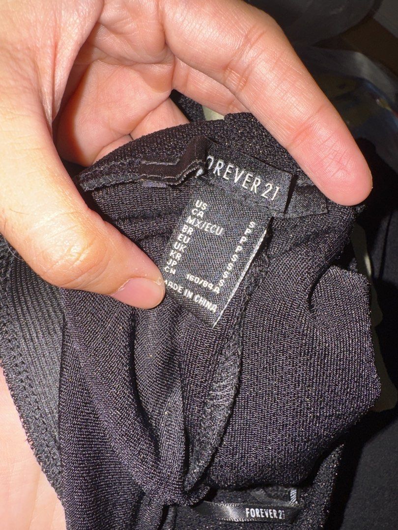 F21 Black Bodycon Dress (Category: Skirts) located in Makati City. Submitted by banshee1411 (Listing ID 1470226565, Image 2). Description: stretchable has a bit of sparkle.