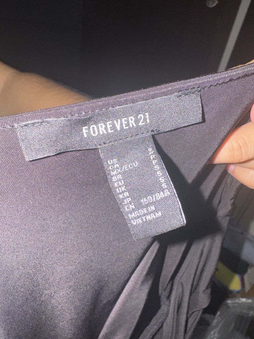 F21 Forever 21 Black One-Sleeve Bodysuit (Category: Longsleeves) located in Makati City. Submitted by banshee1411 (Listing ID 1470249681, Image 2). Description: .