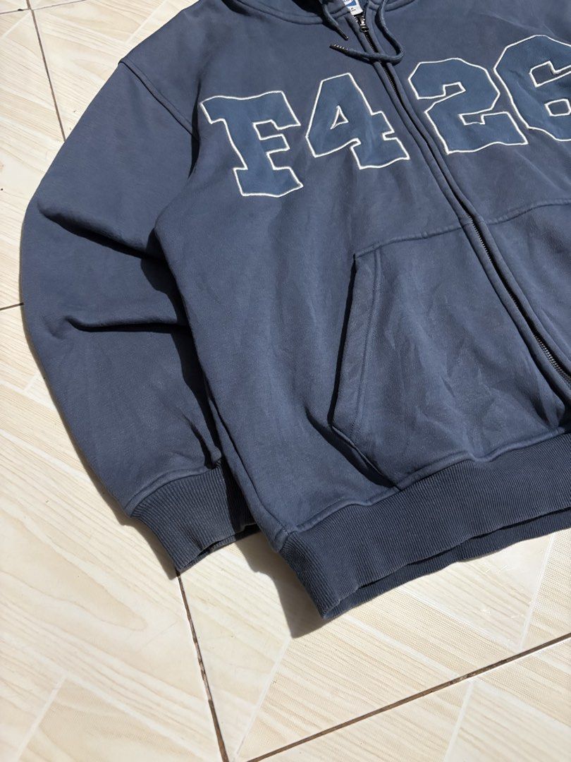 F426 (Category: Hoodies) located in Carmona. Submitted by arthrift.31 (Listing ID 1470336555, Image 3). Description: Width:25 Length:26.5 Condition:9/10 Colorrate:8.8/10 Issue:slightly fade on ribbings .