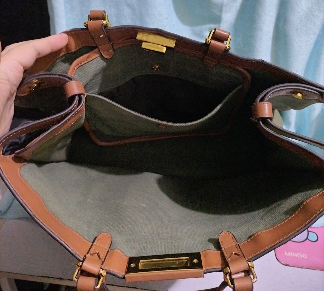 Fendi Peekaboo X-Tote (Category: Tote Bags) located in Valenzuela. Submitted by nurzdara28 (Listing ID 1470309156, Image 3). Description: Fendi Peekaboo X-Tote in a green canvas design with a brown leather serial tag. Brand / Model: Fendi Peekaboo X-Tote (Canvas / Green) Design Features: Green canvas body, gold-tone hardware snap buttons, and an interior leather tag with serial/code imprint. Aesthetic & Style: A structured luxury shoulder or hand