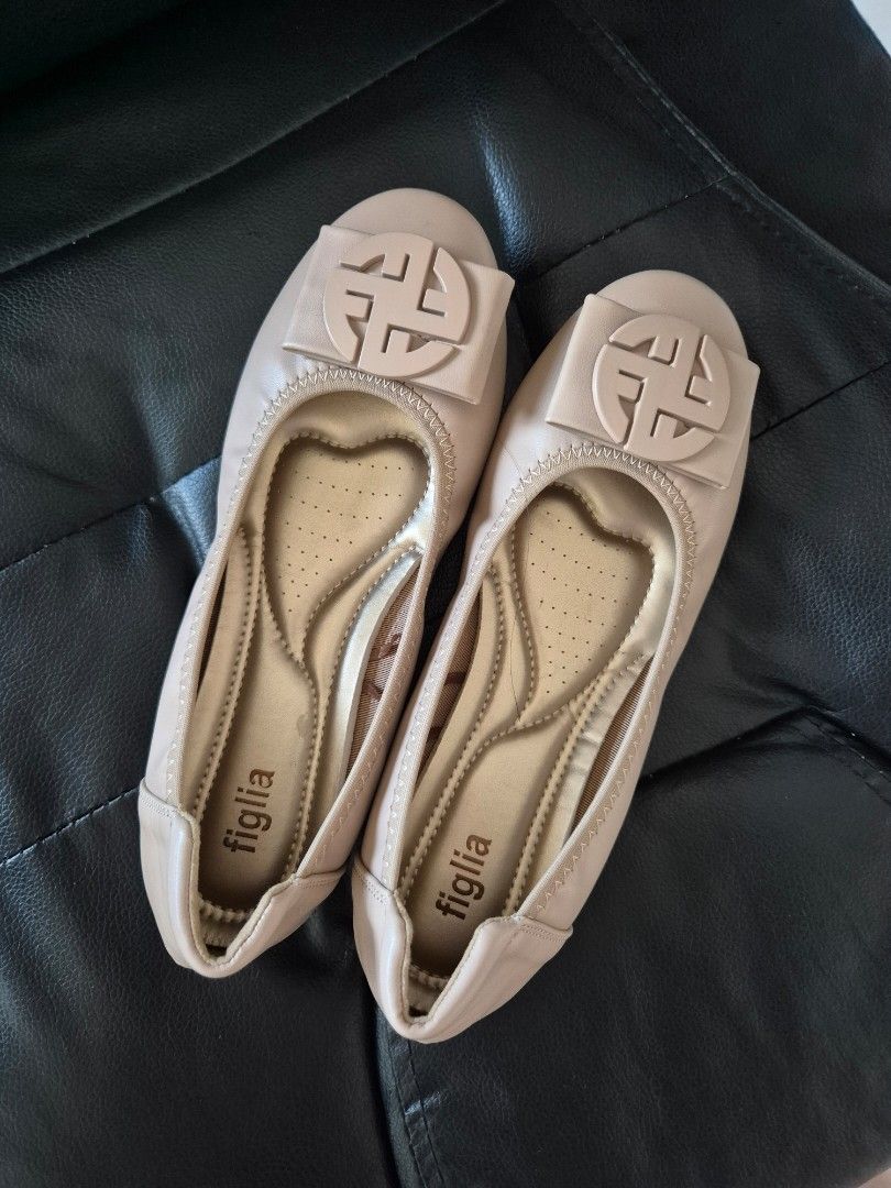 Figlia Ballet Shoes Eur39 (Category: Flats & Sandals) located in Makati City. Submitted by nkris07 (Listing ID 1470207402, Image 3). Description: Figlia ballet shoes beige/nude color Please read: size Eur39 (US8) but best fits to US6 to US7 (shoes runs small) 🤎 worn once for a party, like brandnew! super comfy soles.