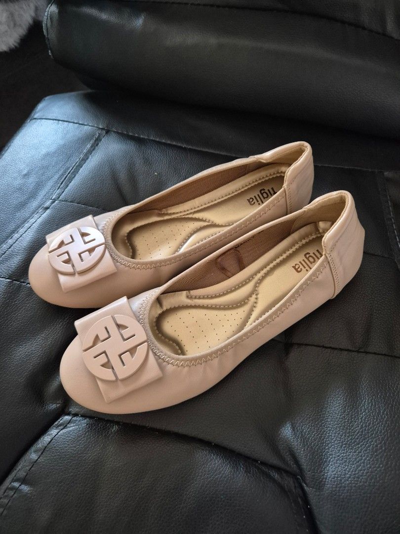 Figlia Ballet Shoes Eur39 (Category: Flats & Sandals) located in Makati City. Submitted by nkris07 (Listing ID 1470207402, Image 1). Description: Figlia ballet shoes beige/nude color Please read: size Eur39 (US8) but best fits to US6 to US7 (shoes runs small) 🤎 worn once for a party, like brandnew! super comfy soles.