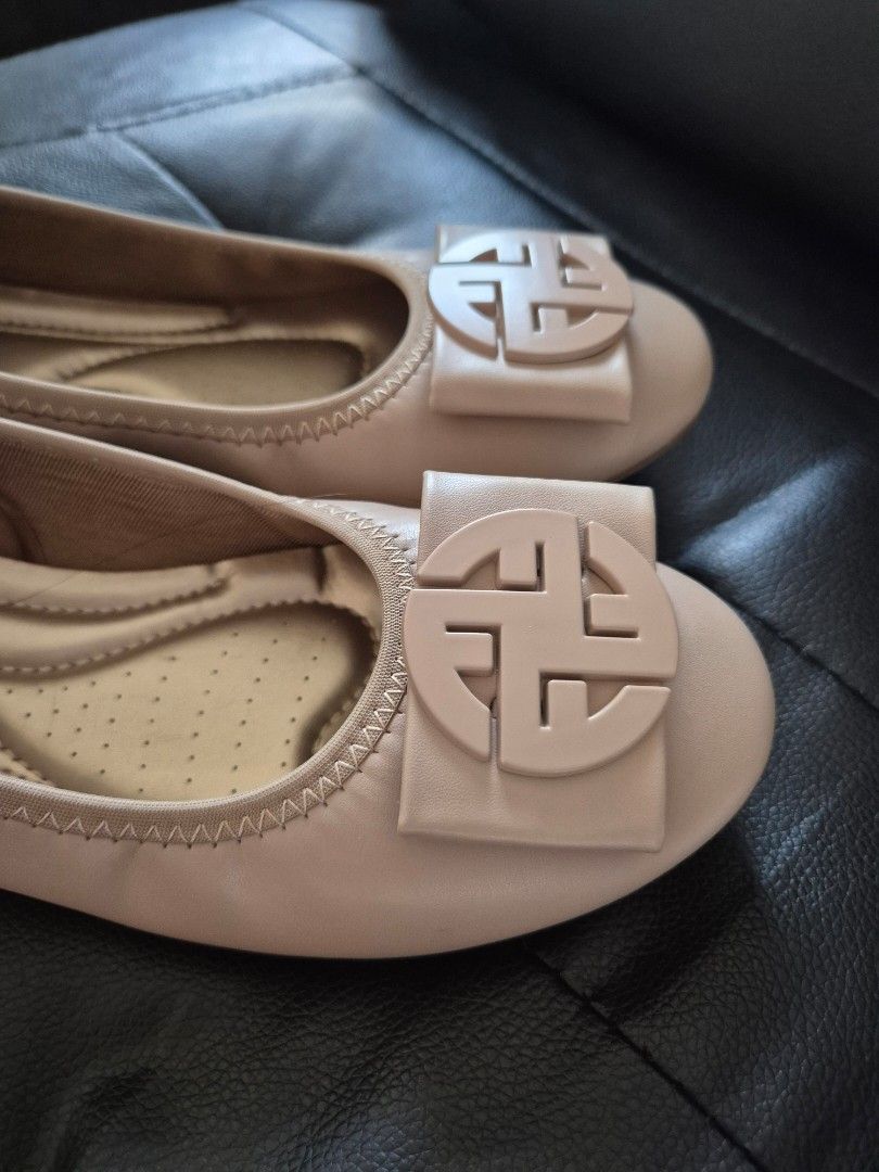 Figlia Ballet Shoes Eur39 (Category: Flats & Sandals) located in Makati City. Submitted by nkris07 (Listing ID 1470207402, Image 2). Description: Figlia ballet shoes beige/nude color Please read: size Eur39 (US8) but best fits to US6 to US7 (shoes runs small) 🤎 worn once for a party, like brandnew! super comfy soles.
