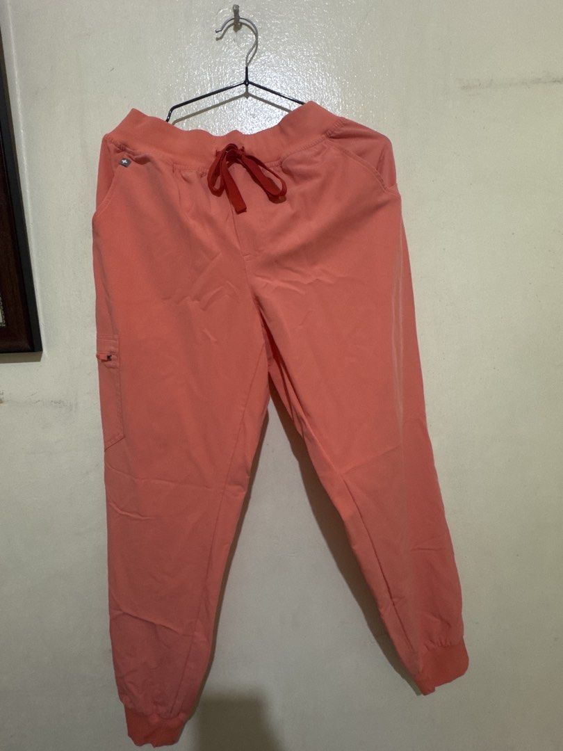 FIGS Technical Collection Peach Scrub Set (Category: Sets or Coordinates) located in Manila. Submitted by alyberi (Listing ID 1470239125, Image 2). Description: - Authentic FIGS scrub set from the Technical Collection in a gorgeous Peach shade - Used once - V-neck top includes a convenient chest pocket and signature FIGS logo tag - Matching Zamora jogger pants feature an adjustable drawstring waist, practical pockets, and stylish ribbed cuffs - M