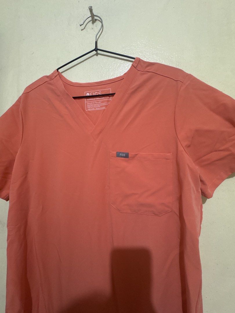 FIGS Technical Collection Peach Scrub Set (Category: Sets or Coordinates) located in Manila. Submitted by alyberi (Listing ID 1470239125, Image 1). Description: - Authentic FIGS scrub set from the Technical Collection in a gorgeous Peach shade - Used once - V-neck top includes a convenient chest pocket and signature FIGS logo tag - Matching Zamora jogger pants feature an adjustable drawstring waist, practical pockets, and stylish ribbed cuffs - M