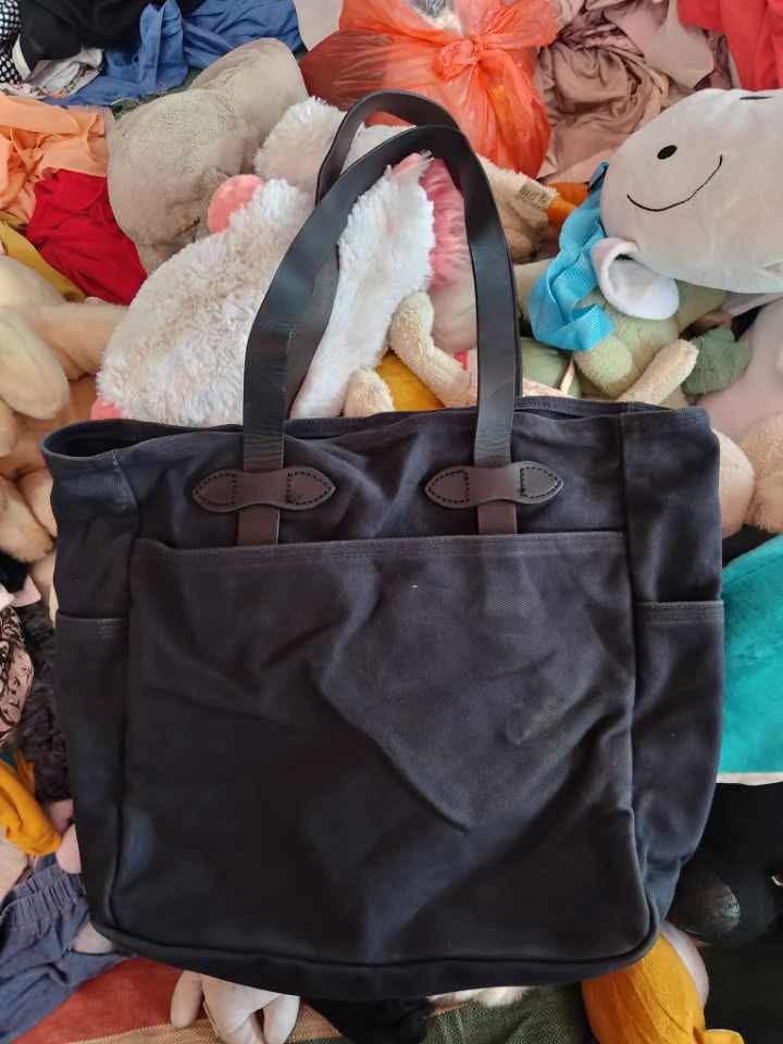 Filson tote bag (Category: Tote Bags) located in Legazpi City. Submitted by dimas_loot (Listing ID 1470193638, Image 1). Description: Filson tote bag Used thrifted Sign of usage 5k freeship.
