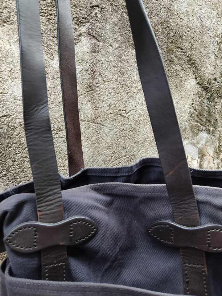 Filson tote bag (Category: Tote Bags) located in Legazpi City. Submitted by dimas_loot (Listing ID 1470193638, Image 3). Description: Filson tote bag Used thrifted Sign of usage 5k freeship.