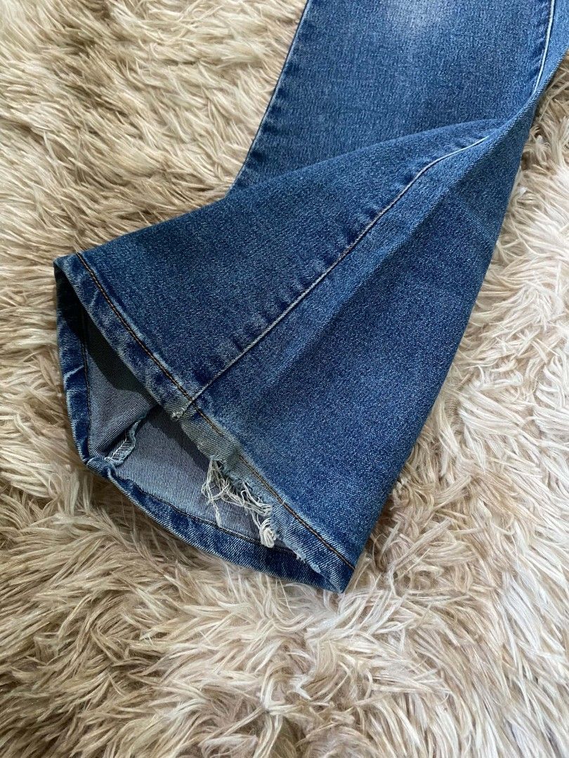 Flare Pants (Category: Jeans) located in San Fernando. Submitted by cris.lloyd34 (Listing ID 1470241874, Image 3). Description: Waist: 28 Length: 41 Leg Opening: 11.