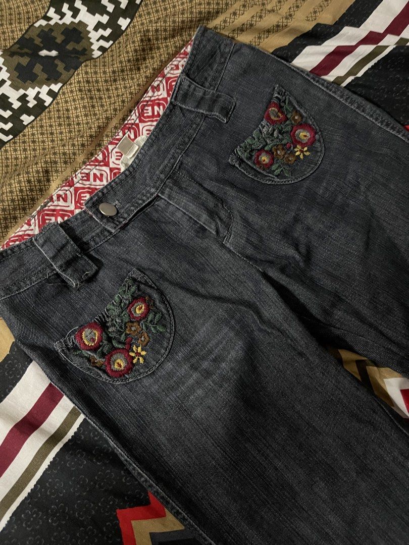 flared pants (Category: Jeans) located in Manila. Submitted by themusecloset (Listing ID 1470240880, Image 2). Description: ୨ৎ FLARED PANTS FOR SALE! 🖤👖 vintage dark wash flared jeans with cute floral embroidery 🌺✨ super cute & unique! 𐙚 Size: extra small to small 𐙚 Price: ₱380 𐙚 Condition: good condition 𐙚 flattering flared style 𐙚 perfect for y2k & vintage outfits.