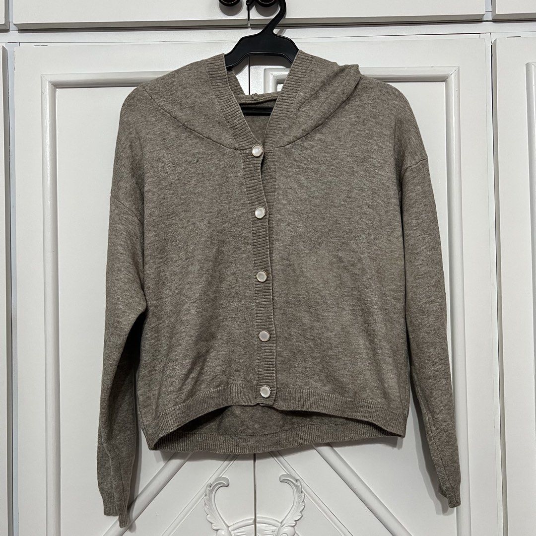 Flat White Knitted Hoodie (Category: Longsleeves) located in Las Pinas. Submitted by bangtanbey (Listing ID 1470237994, Image 1). Description: Flat White (popular clothing brand in BKK) Brand new Free size.