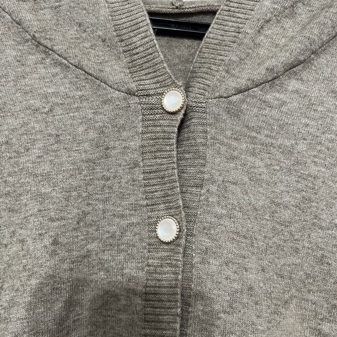 Flat White Knitted Hoodie (Category: Longsleeves) located in Las Pinas. Submitted by bangtanbey (Listing ID 1470237994, Image 3). Description: Flat White (popular clothing brand in BKK) Brand new Free size.
