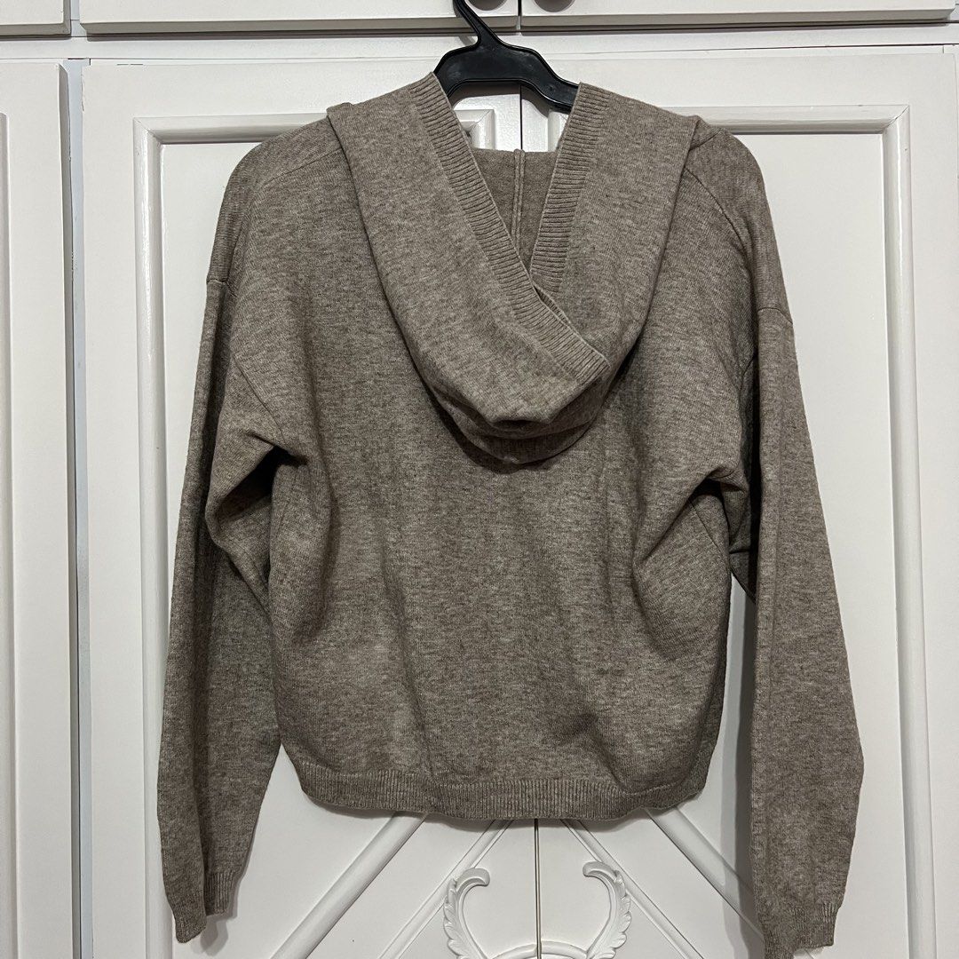 Flat White Knitted Hoodie (Category: Longsleeves) located in Las Pinas. Submitted by bangtanbey (Listing ID 1470237994, Image 2). Description: Flat White (popular clothing brand in BKK) Brand new Free size.