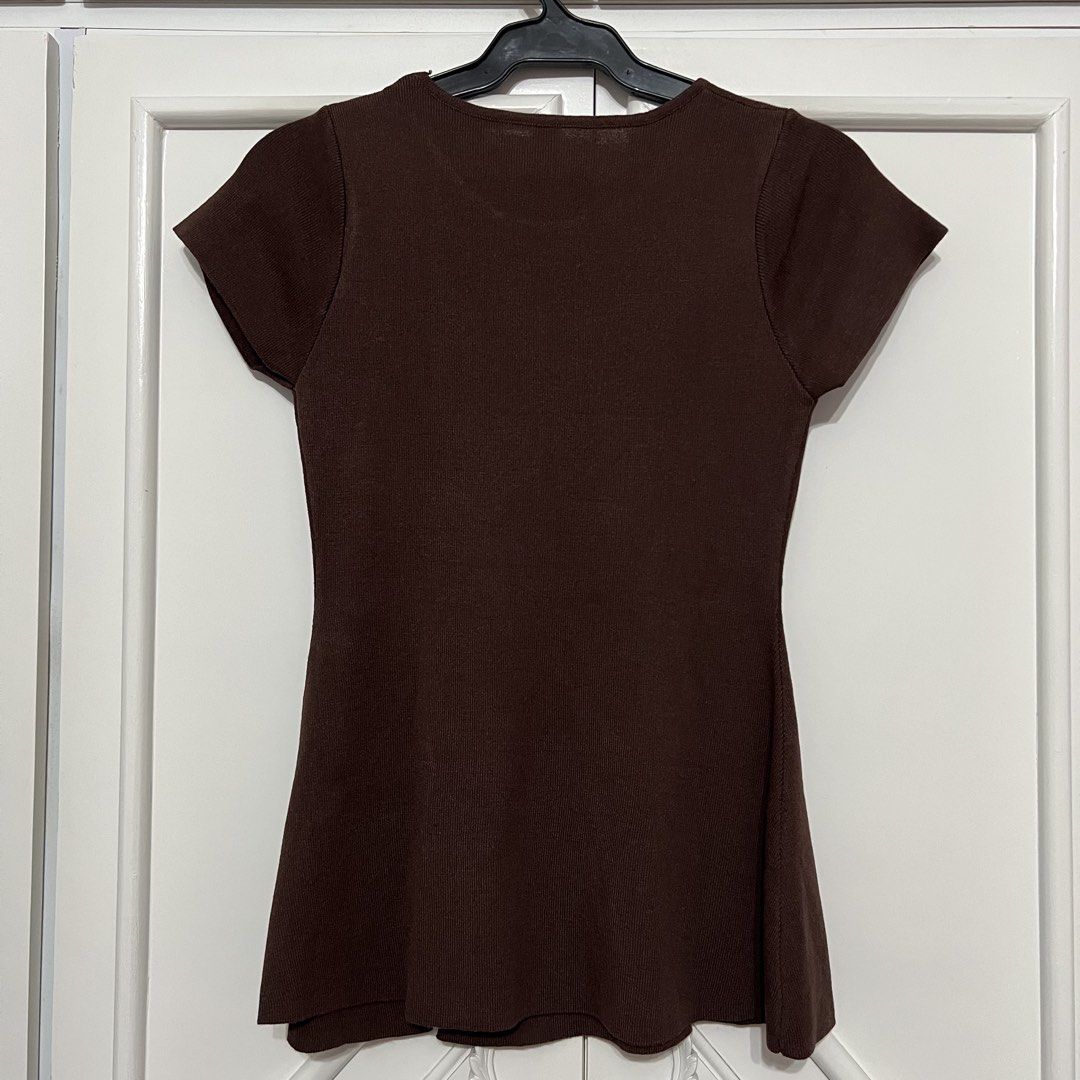 Flat White Knitted Top (Category: Blouses) located in Las Pinas. Submitted by bangtanbey (Listing ID 1470238878, Image 2). Description: Flat White (popular brand in BKK) Brand new, washed only Free size Stretchable.