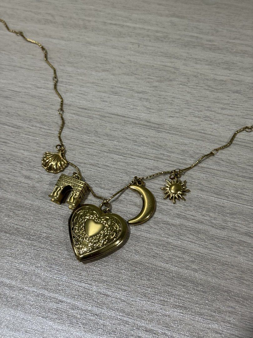 Flea Market Gold Necklace (Category: Necklaces) located in Manila. Submitted by yuicatto (Listing ID 1470186706, Image 2). Description: originally bought for 1.2k (by my ex hahaha) non tarnished, same condition as the pictures.