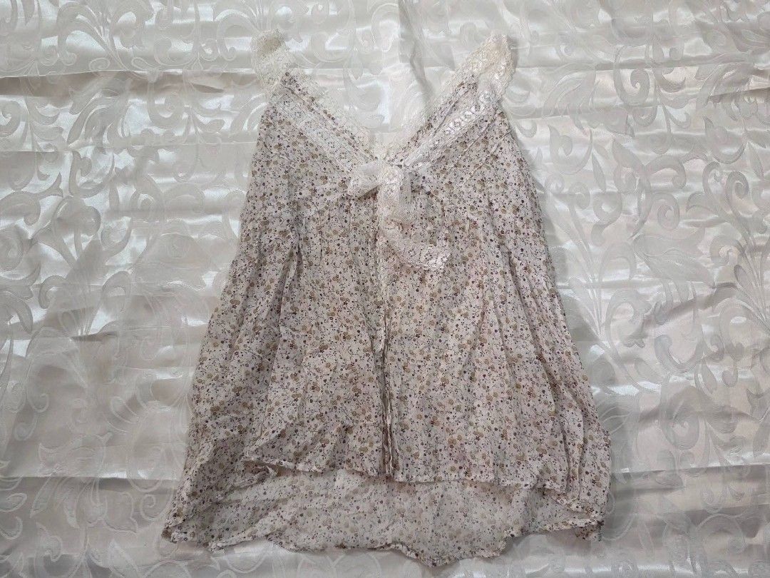 Floral Chiffon Lace Cami Top (Category: Sleeveless) located in Dagupan City. Submitted by drieinpink31 (Listing ID 1470295924, Image 1). Description: 🎀 DRIÉ IN PINK ITEM DETAILS • Issue/Flaw: None 📦 SHIPPING • J&T Express • Shipping fee: Shouldered by buyer 💳 PAYMENT • GCash • Maya • COD: Not available 📌 PLEASE NOTE Any issues/flaws will be stated and shown in the listing. Please check the photos and details carefully before purchasing. 💗 Th