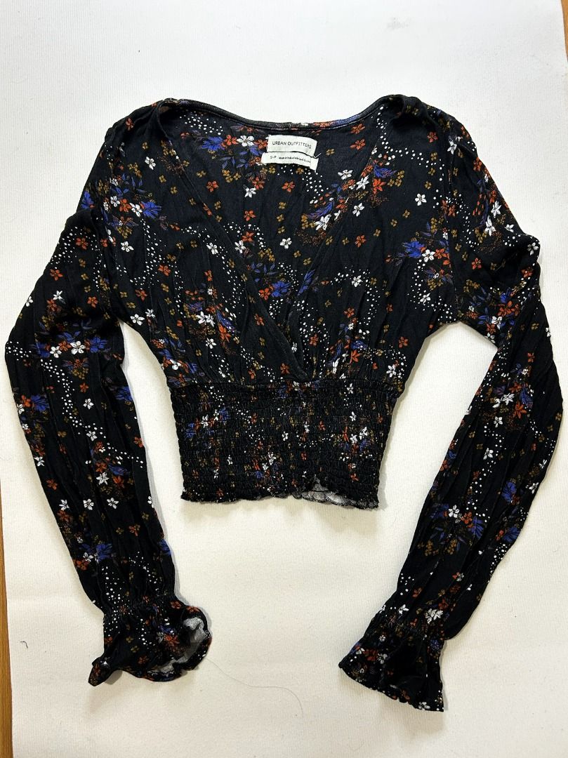 Floral Cropped Blouse V-Neck (Category: Blouses) located in Quezon City. Submitted by bdmc.clothing (Listing ID 1470252375, Image 2). Description: Brand: Urban Outfitters Type of Clothing: Blouse Size on tag: Small Issues: None Condition: Like New Fabric: 100% Viscose Price: 400.