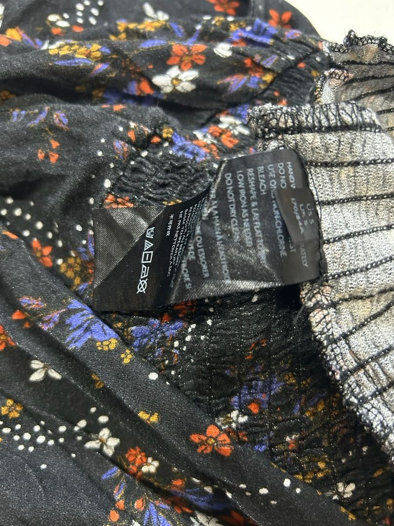 Floral Cropped Blouse V-Neck (Category: Blouses) located in Quezon City. Submitted by bdmc.clothing (Listing ID 1470252375, Image 3). Description: Brand: Urban Outfitters Type of Clothing: Blouse Size on tag: Small Issues: None Condition: Like New Fabric: 100% Viscose Price: 400.