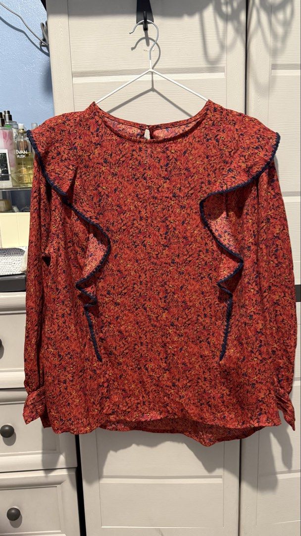 Floral Ruffles Top (Category: Blouses) located in Quezon City. Submitted by dinesaur (Listing ID 1470319897, Image 1). Description: .