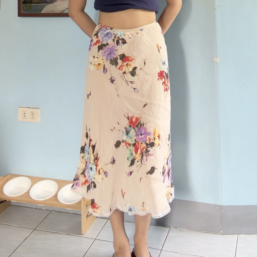 Floral skirt (Category: Skirts) located in Manila. Submitted by shefindshope (Listing ID 1470185973, Image 1). Description: cut tag.