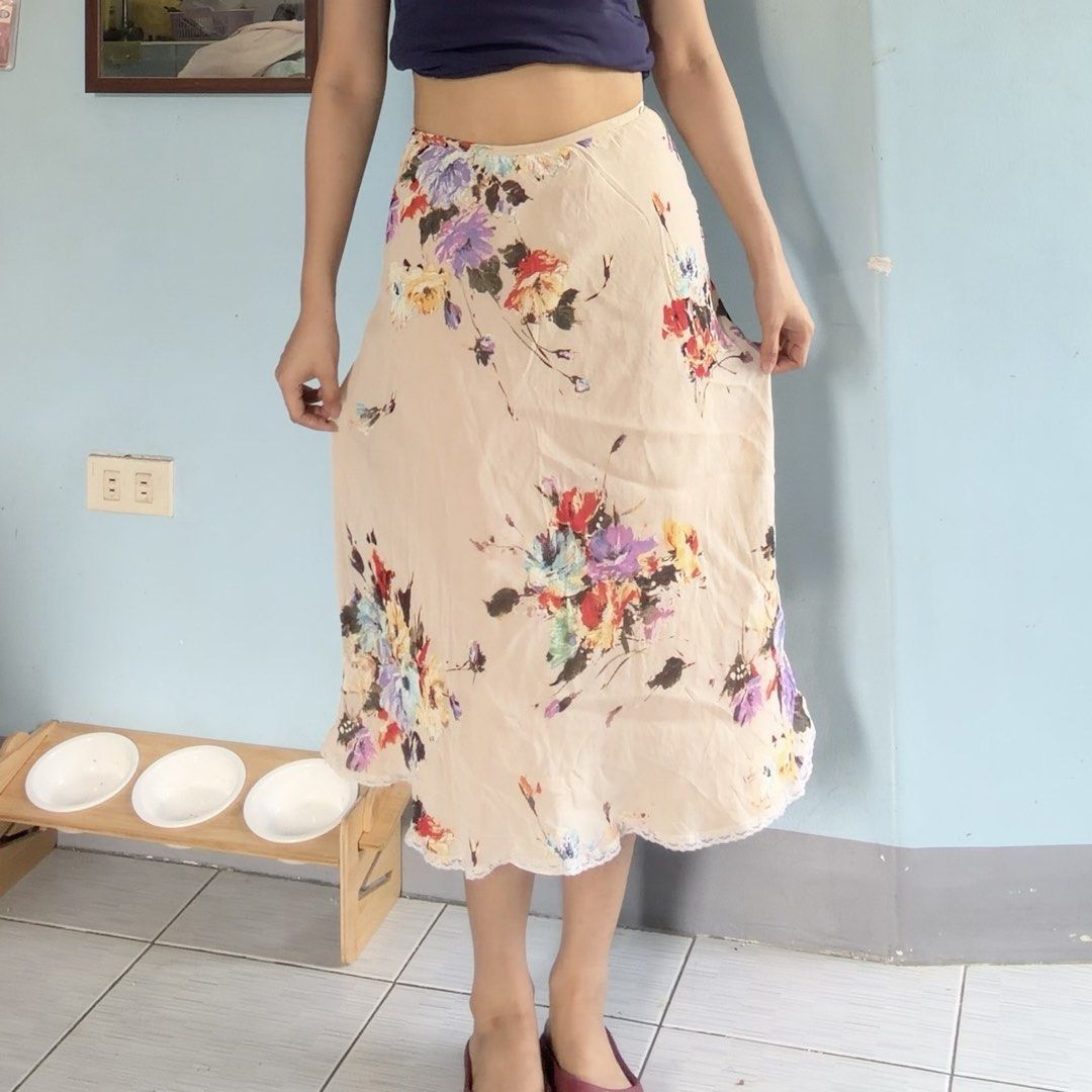 Floral skirt (Category: Skirts) located in Manila. Submitted by shefindshope (Listing ID 1470185973, Image 3). Description: cut tag.