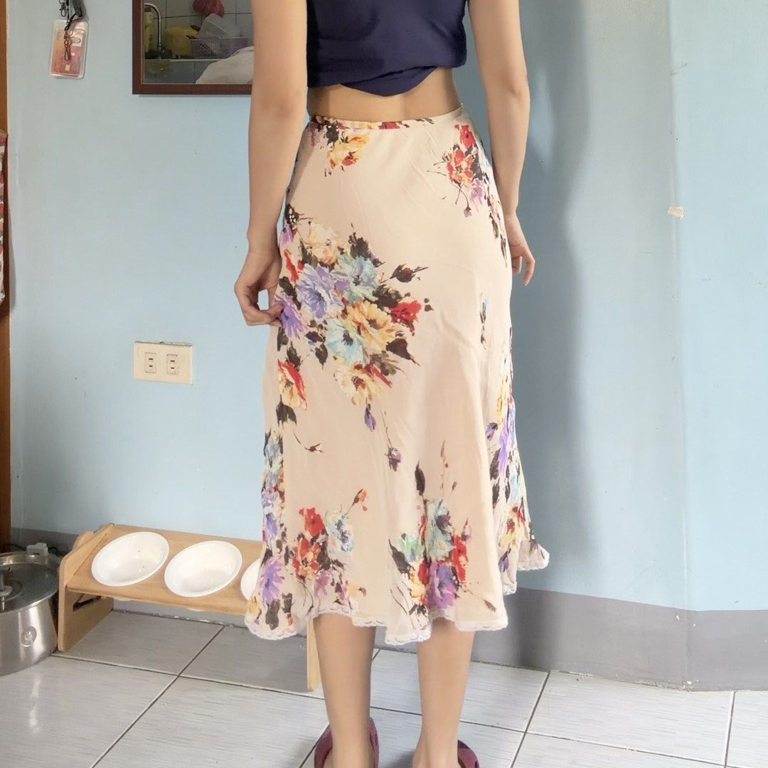 Floral skirt (Category: Skirts) located in Manila. Submitted by shefindshope (Listing ID 1470185973, Image 2). Description: cut tag.