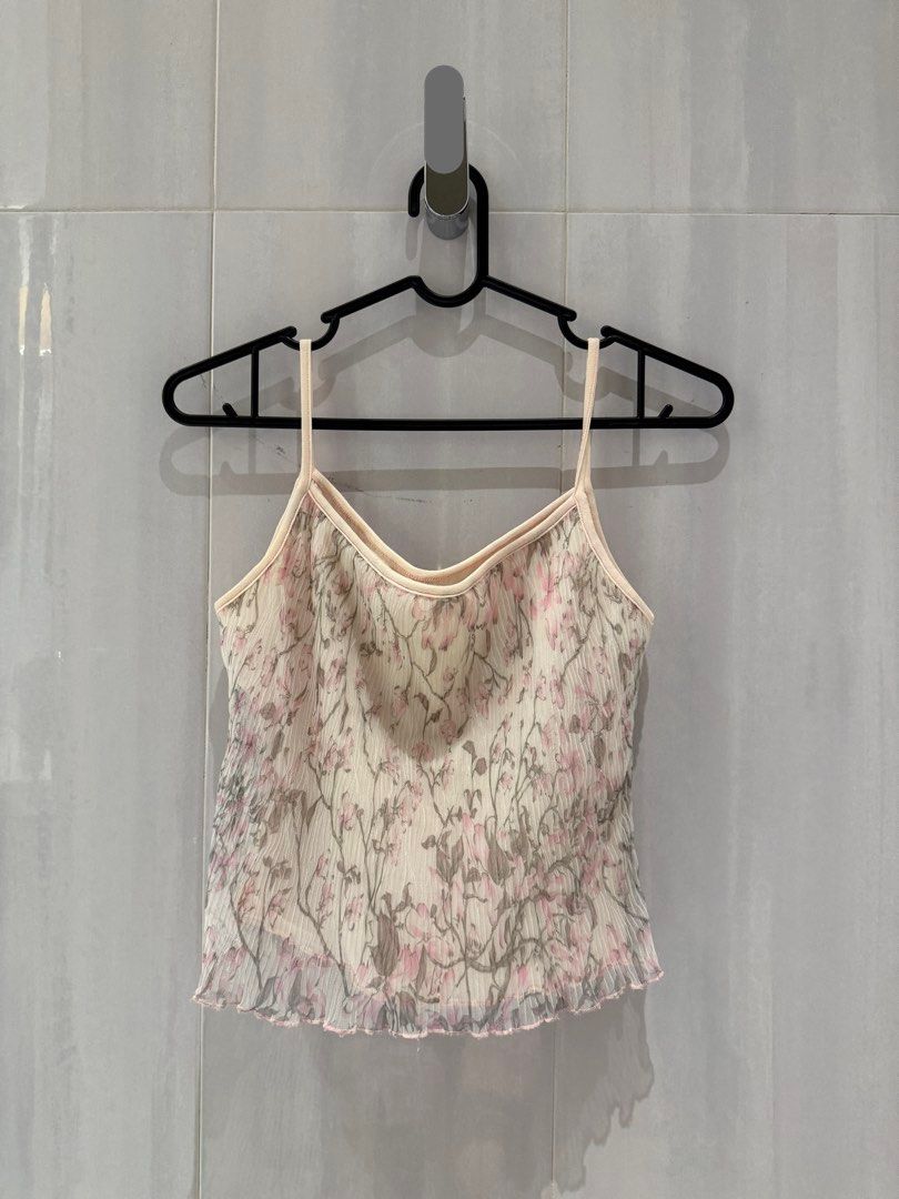 Floral Sleeveless Top (Category: Sleeveless) located in Makati City. Submitted by josbd (Listing ID 1470336606, Image 1). Description: Thrifted Floral Tank Top Fits S-M .