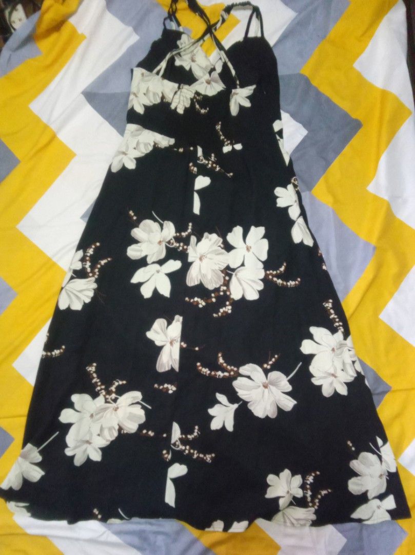 Floral- Spaghetti Strap (Category: Dresses) located in Manila. Submitted by fabelz (Listing ID 1470170131, Image 2). Description: 🌸 BLACK FLORAL SPAGHETTI-STRAP DRESS 🌸 💰 Price:₱200 (negotiable) • Size: Small to Medium (S-M) • Color: Black with white floral prints • Style: Spaghetti straps with a flowy A-line silhouette • Condition: Never worn 🖤 A cute floral dress that's perfect for casual outings, summer days, or date nights! Easy to style 
