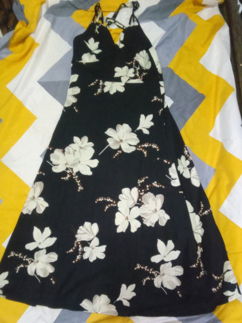 Floral- Spaghetti Strap (Category: Dresses) located in Manila. Submitted by fabelz (Listing ID 1470170131, Image 1). Description: 🌸 BLACK FLORAL SPAGHETTI-STRAP DRESS 🌸 💰 Price:₱200 (negotiable) • Size: Small to Medium (S-M) • Color: Black with white floral prints • Style: Spaghetti straps with a flowy A-line silhouette • Condition: Never worn 🖤 A cute floral dress that's perfect for casual outings, summer days, or date nights! Easy to style 