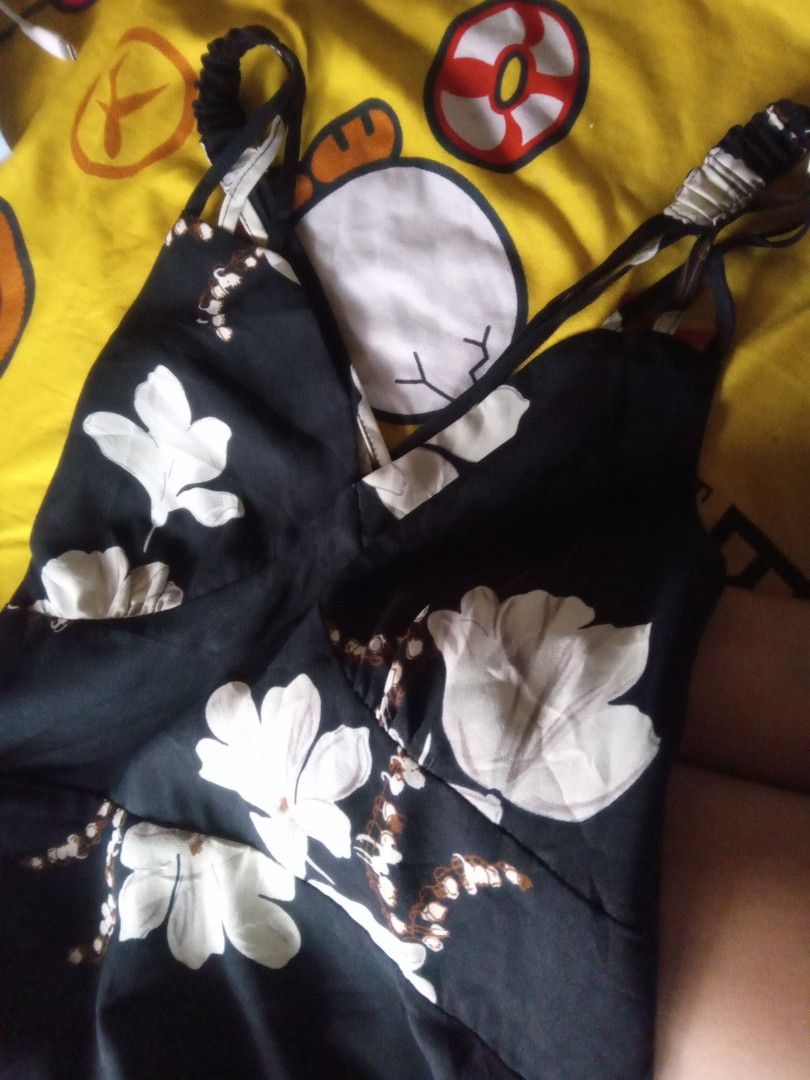 Floral- Spaghetti Strap (Category: Dresses) located in Manila. Submitted by fabelz (Listing ID 1470170131, Image 3). Description: 🌸 BLACK FLORAL SPAGHETTI-STRAP DRESS 🌸 💰 Price:₱200 (negotiable) • Size: Small to Medium (S-M) • Color: Black with white floral prints • Style: Spaghetti straps with a flowy A-line silhouette • Condition: Never worn 🖤 A cute floral dress that's perfect for casual outings, summer days, or date nights! Easy to style 