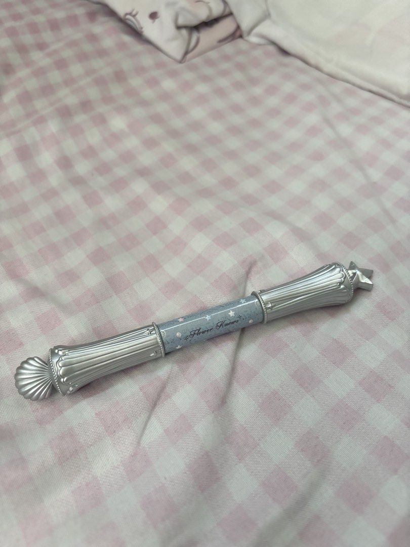 flower knows highlighter dual pen (Category: Makeup) located in Manila. Submitted by iyahpreloved_ (Listing ID 1470187461, Image 1). Description: flower knows shell’s jewel collection shade: 01 vanilla white - shown on the photos how much product left - barely used .