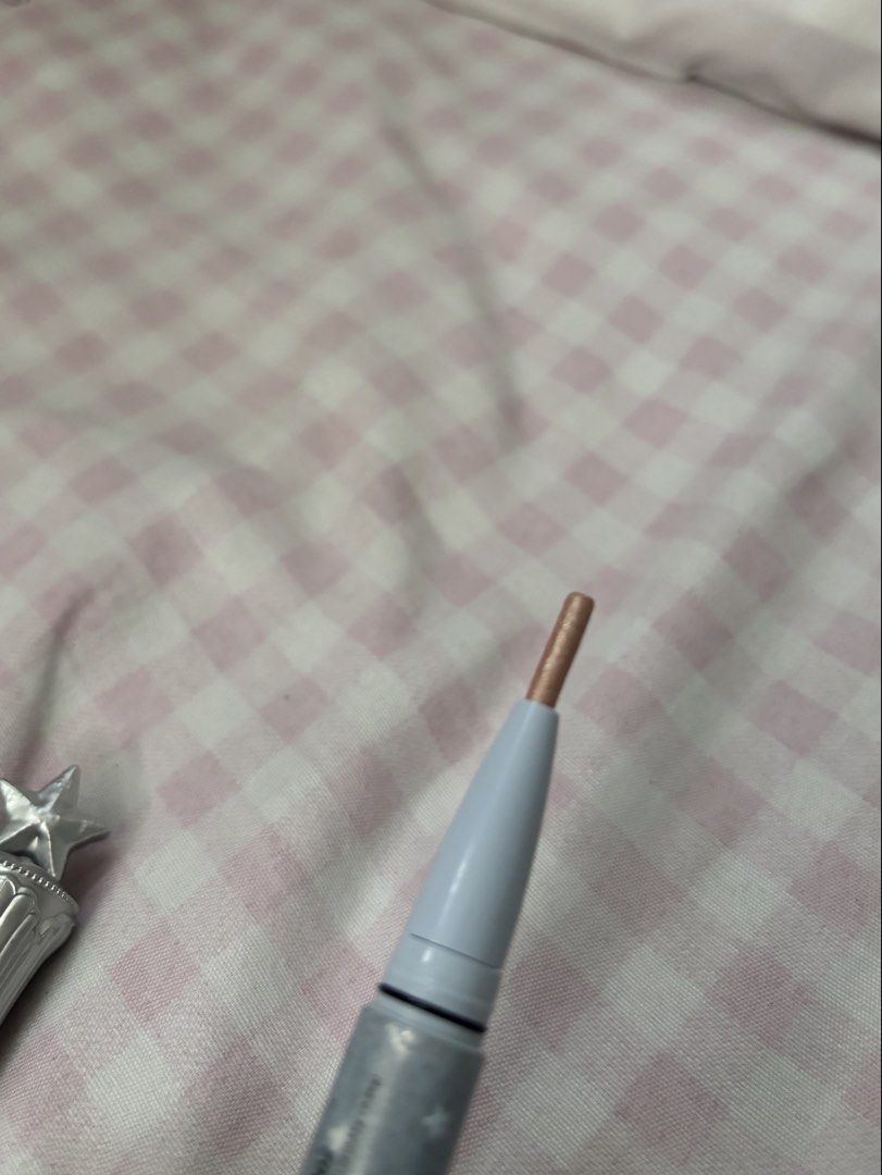 flower knows highlighter dual pen (Category: Makeup) located in Manila. Submitted by iyahpreloved_ (Listing ID 1470187461, Image 2). Description: flower knows shell’s jewel collection shade: 01 vanilla white - shown on the photos how much product left - barely used .