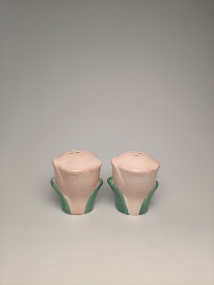 Flower Salt and pepper shaker (Category: Other Kitchenware & Tableware) located in Cavite. Submitted by phtmt (Listing ID 1470264050, Image 1). Description: with small chip These are factory pull-out items, so minor imperfections or flaws may be present. Please manage your expectations..