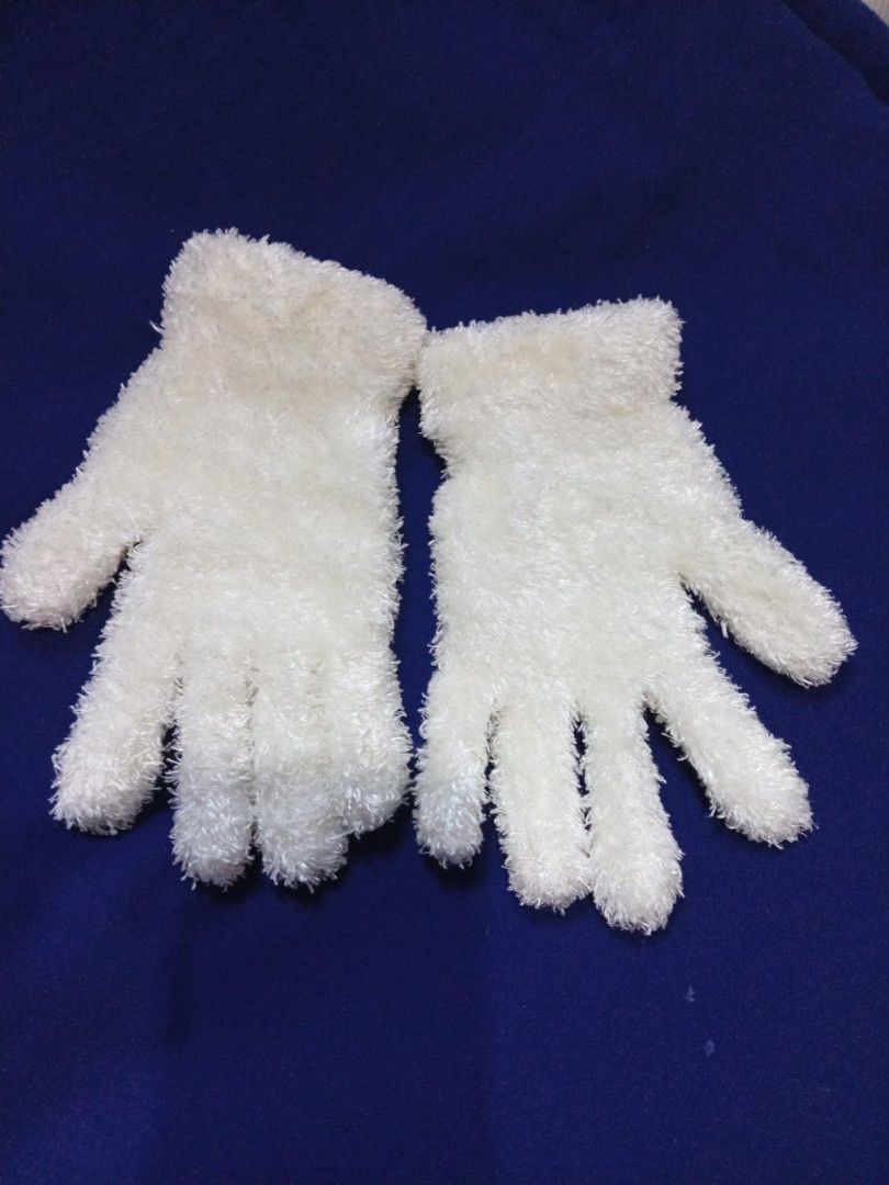 Fluffy white winter gloves fuzzy mittens (Category: Gloves) located in Manila. Submitted by tinygazo90639 (Listing ID 1470221098, Image 1). Description: - Color: Fuzzy white - Texture: Super soft and fluffy all over - Benefit: Keeps hands warm during cold weather - Fit: Stretchy material fits most hand sizes - Condition: Clean and ready to use.