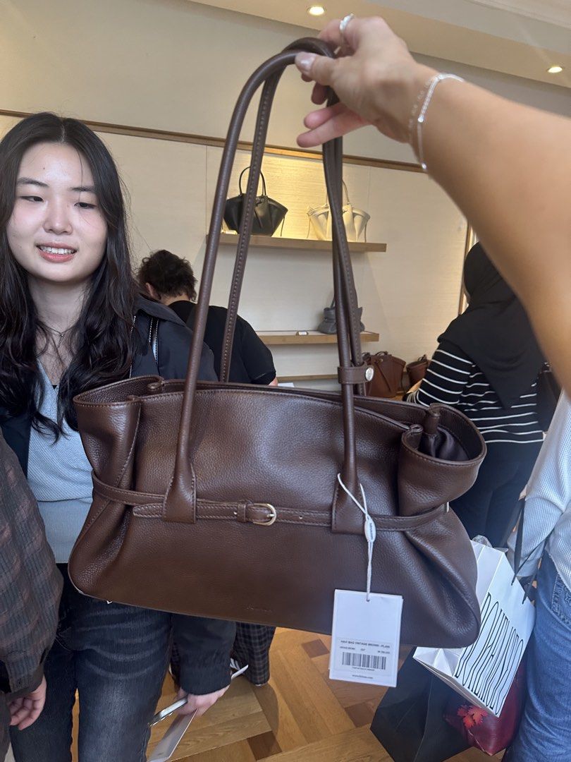 Folnua preorder (Category: Shoulder Bags) located in Quezon City. Submitted by tan__k (Listing ID 1470225237, Image 2). Description: Brandnew Buying from S Kor.