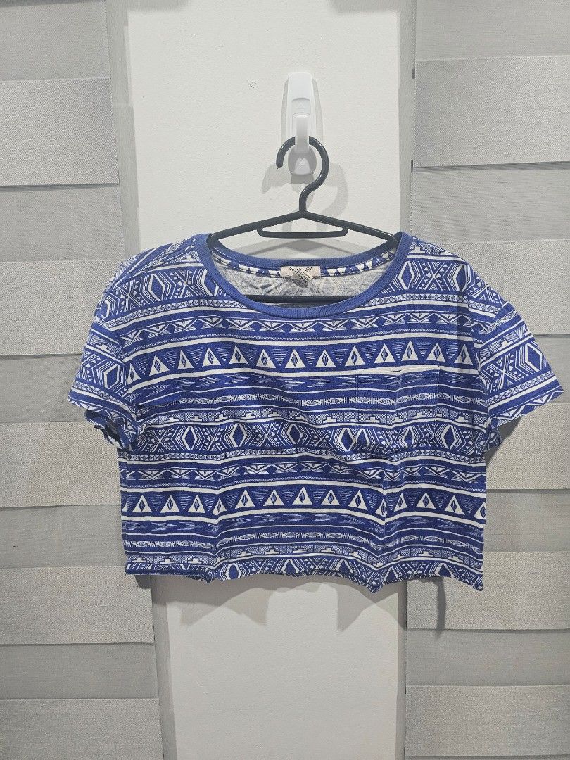 Forever 21 Crop Tee (Category: Others Tops) located in Manaoag. Submitted by dressupdear (Listing ID 1470179288, Image 1). Description: XL Girls Size but can fit Adult Small to Medium.