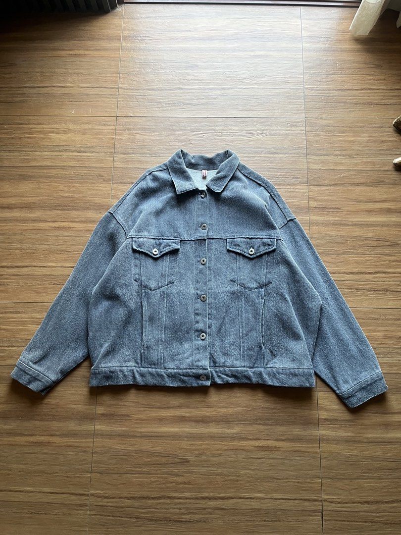 Fortune Apparel Denim Corduroy Button Up Jacket (Category: Coats, Jackets and Outerwear) located in Davao. Submitted by spilled.bins (Listing ID 1470266832, Image 1). Description: Fortune Apparel Denim Corduroy Button Up Jacket Width: 28in Length: 27in Cropped Boxy XL/XXL Measurement No Issues Excellent Condition . Mine: ₱750 +shipping fee on top . Model Reference: Height: 5’5 feet Weight: 68kg.