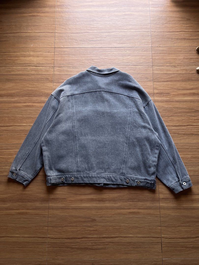 Fortune Apparel Denim Corduroy Button Up Jacket (Category: Coats, Jackets and Outerwear) located in Davao. Submitted by spilled.bins (Listing ID 1470266832, Image 2). Description: Fortune Apparel Denim Corduroy Button Up Jacket Width: 28in Length: 27in Cropped Boxy XL/XXL Measurement No Issues Excellent Condition . Mine: ₱750 +shipping fee on top . Model Reference: Height: 5’5 feet Weight: 68kg.