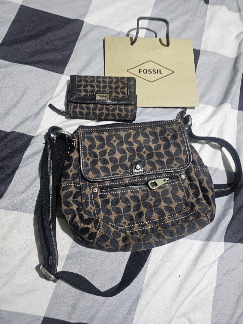 Fossil matching bag and wallet (Category: Cross-body Bags) located in Manila. Submitted by onlinesmartshopping12 (Listing ID 1470288467, Image 2). Description: no issue mall bought no lowballer.