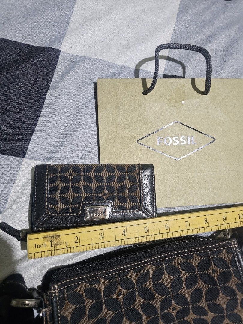 Fossil matching bag and wallet (Category: Cross-body Bags) located in Manila. Submitted by onlinesmartshopping12 (Listing ID 1470288467, Image 3). Description: no issue mall bought no lowballer.