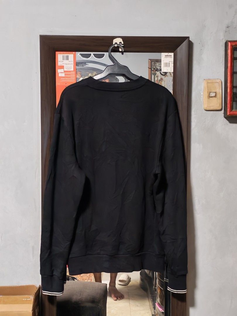 Fred Perry sweatshirt (Category: Sleep and Loungewear) located in Las Pinas. Submitted by thriftkid_26 (Listing ID 1470312793, Image 2). Description: Fred Perry Crewneck sweatshirt Black Large Dimes: L27xW22.5 580+Sf Can ship via j&t.