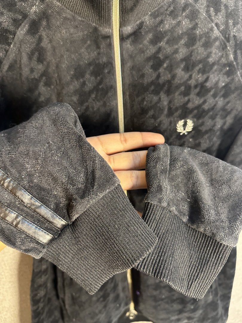 FRED PERRY TRACK JACKET (Category: Coats, Jackets and Outerwear) located in Rizal. Submitted by jamesthrift (Listing ID 1470156963, Image 3). Description: FRED PERRY TRACK JACKET Size : L Dimes: -width 19.5 -length 25 Condition: excellent Color Rate: 9.5 Issue:none 🏷️999+sf.